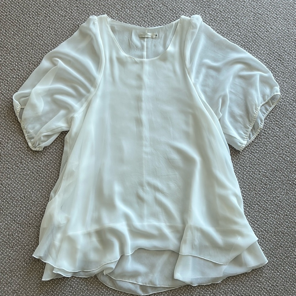 Summery white flowey flouncy top.